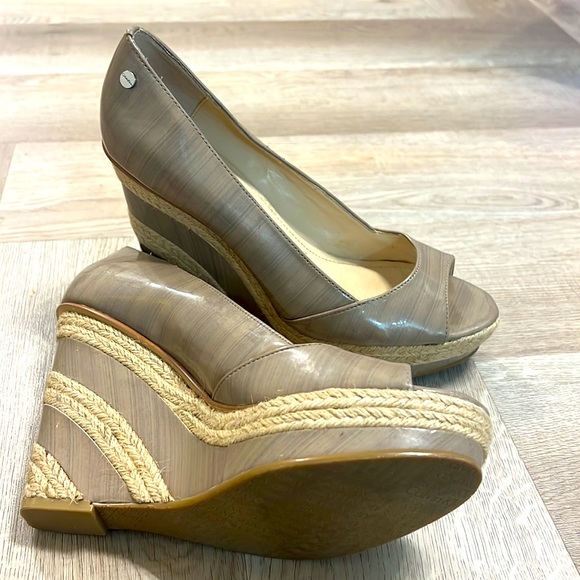 Beige Calvin Klein wedges size 8 - Picture 3 of 3